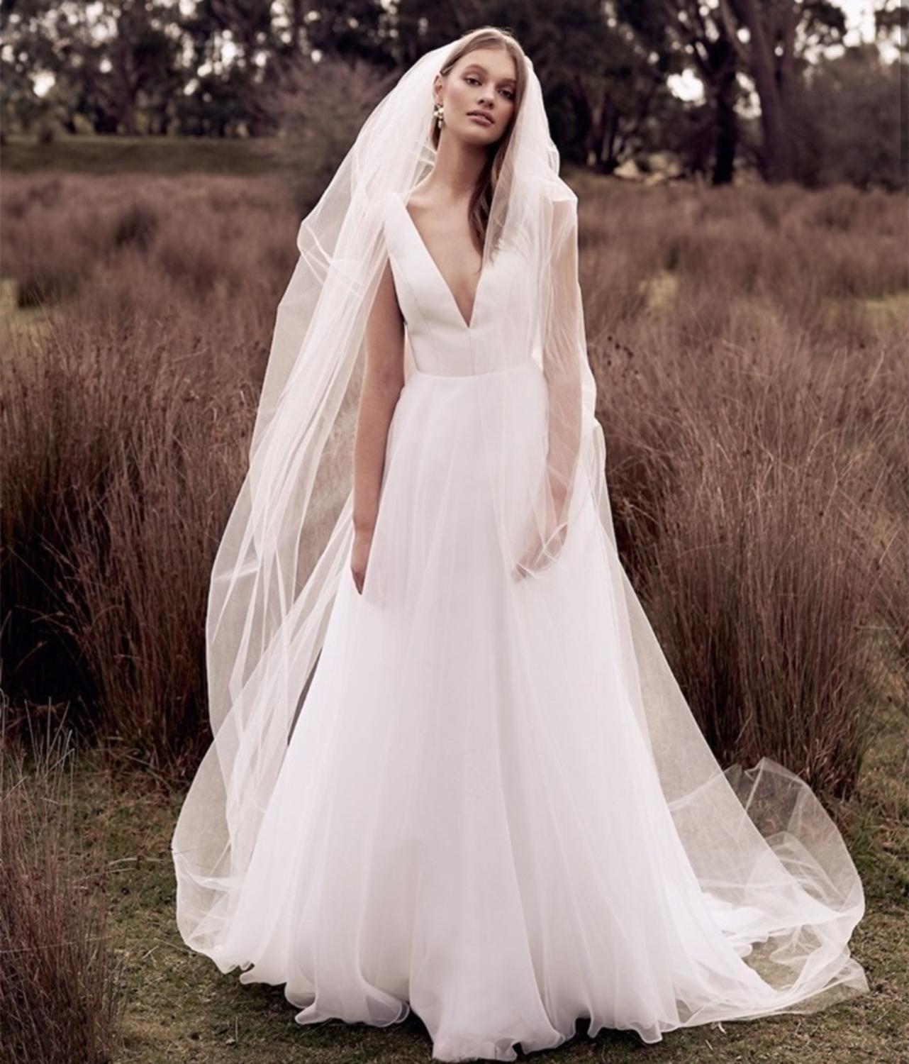 Изображение товара: Женское атласное свадебное платье, белое платье-трапеция из тюля, без рукавов, с V-образным вырезом, 2021