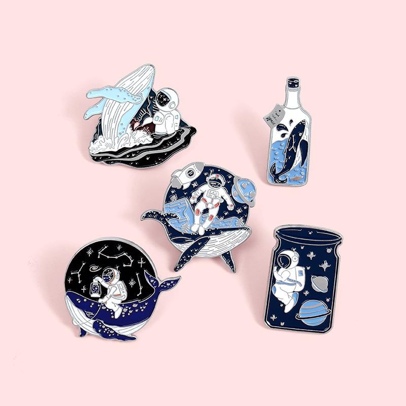 Изображение товара: Значок с одиноким астронавтом, креативная эмалированная брошь в виде мультяшного Кита, бутылки со звездным небом, модный шарм, лацкан, рюкзак, ювелирные изделия, подарок