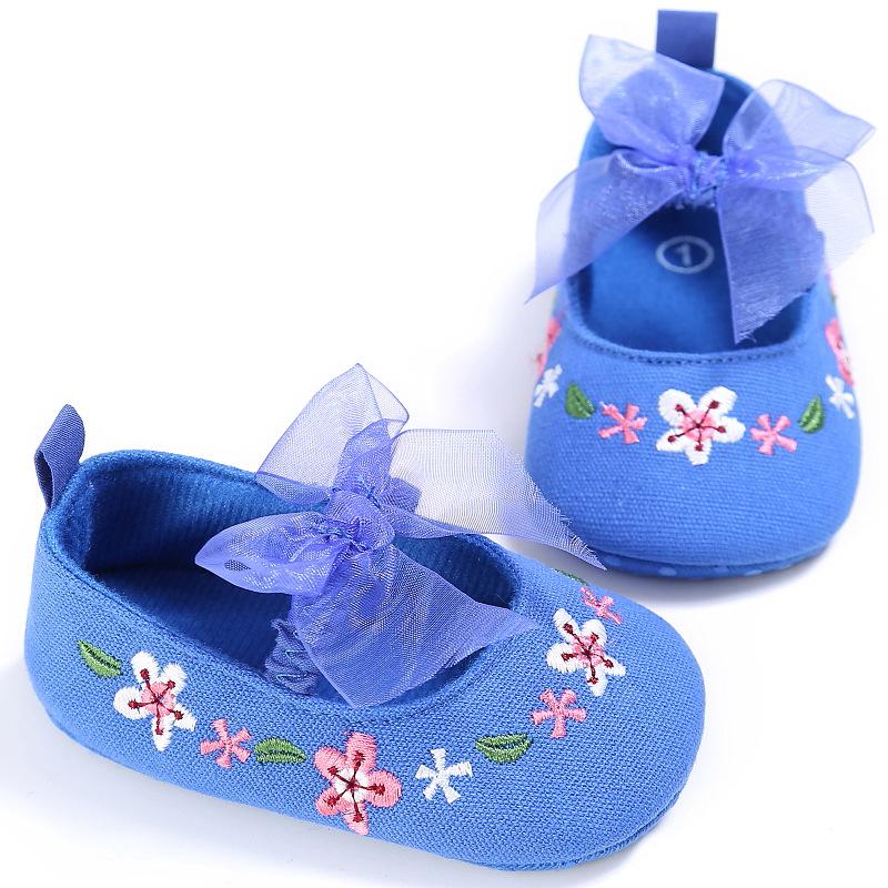Изображение товара: Мягкая парусиновая обувь с бантом и кружевом для маленьких девочек; Новинка; Эластичная нескользящая обувь принцессы для новорожденных; Обувь для первых шагов