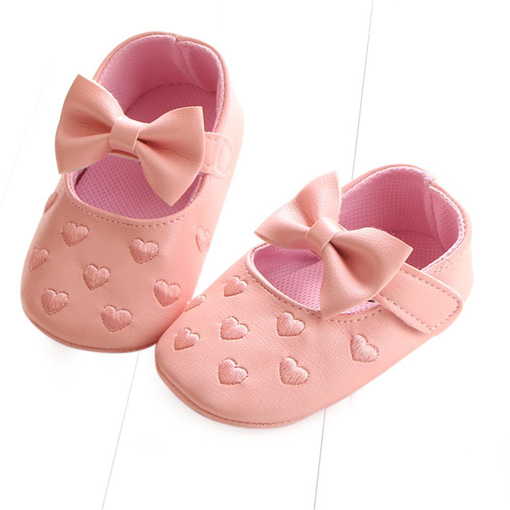 Изображение товара: Обувь из искусственной кожи на плоской подошве с вышивкой в виде сердца и бантом; Нескользящая обувь для маленьких девочек; Обувь для малышей, начинающих ходить; Для детей 0-12 месяцев