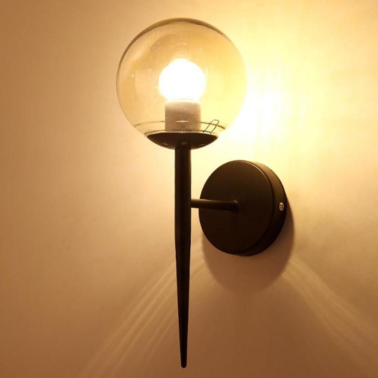 Изображение товара: Современная кованая железная настенная лампа простой дизайн с одним стеклянным шаром для гостиницы коридора индивидуальный модный креативный