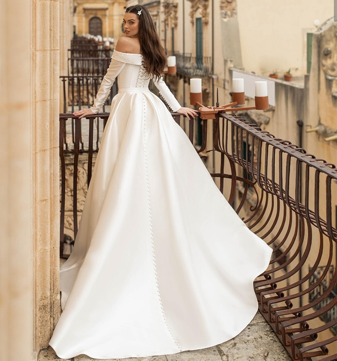 Изображение товара: Женское свадебное платье с длинным шлейфом, Белое Атласное платье ручной работы с жемчугом и шнуровкой сзади, свадебное платье с длинным рукавом