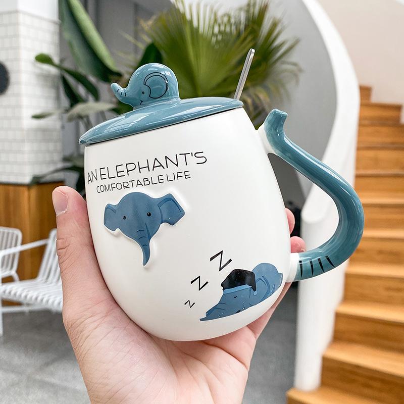 Изображение товара: Керамическая чашка с 3d-рельефом в виде синего слона, креативная кружка с крышкой и ложкой, подарок для студентов, стакан для кофе, молока, 1 комплект