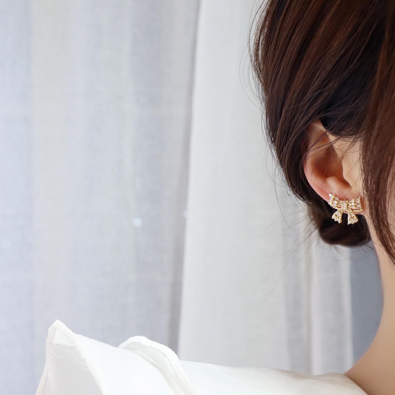 Изображение товара: Популярные корейские модные ювелирные изделия, изысканные медные серьги-гвоздики с инкрустированным цирконием, женские повседневные серьги-гвоздики 2020