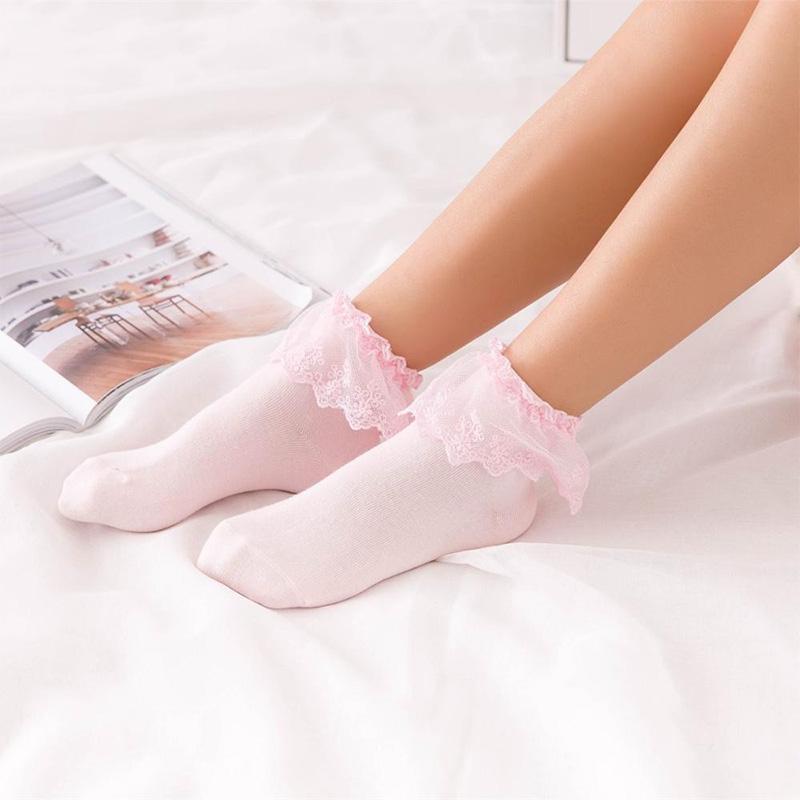 Изображение товара: Женские кружевные носки 1 пара, однотонные милые хлопковые мягкие удобные повседневные короткие носки принцессы в стиле Лолиты для девочек