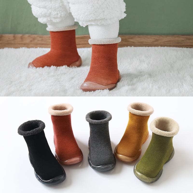 Изображение товара: Новинка; Нескользящие носки для малышей; Однотонные кашемировые тапочки для маленьких детей; Нескользящая теплая резиновая подошва; Botas Kids