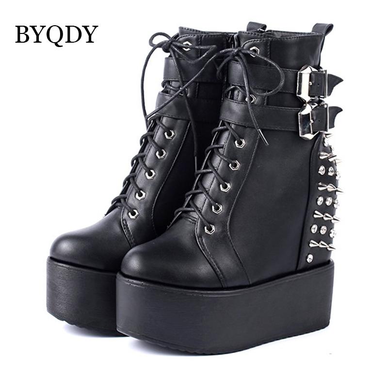 Изображение товара: Женские ботинки на шнуровке BYQDY, Черные ботильоны на высокой платформе, с круглым носком, с металлическими заклепками, размер 35-39, увеличивающие рост, 5,5 см