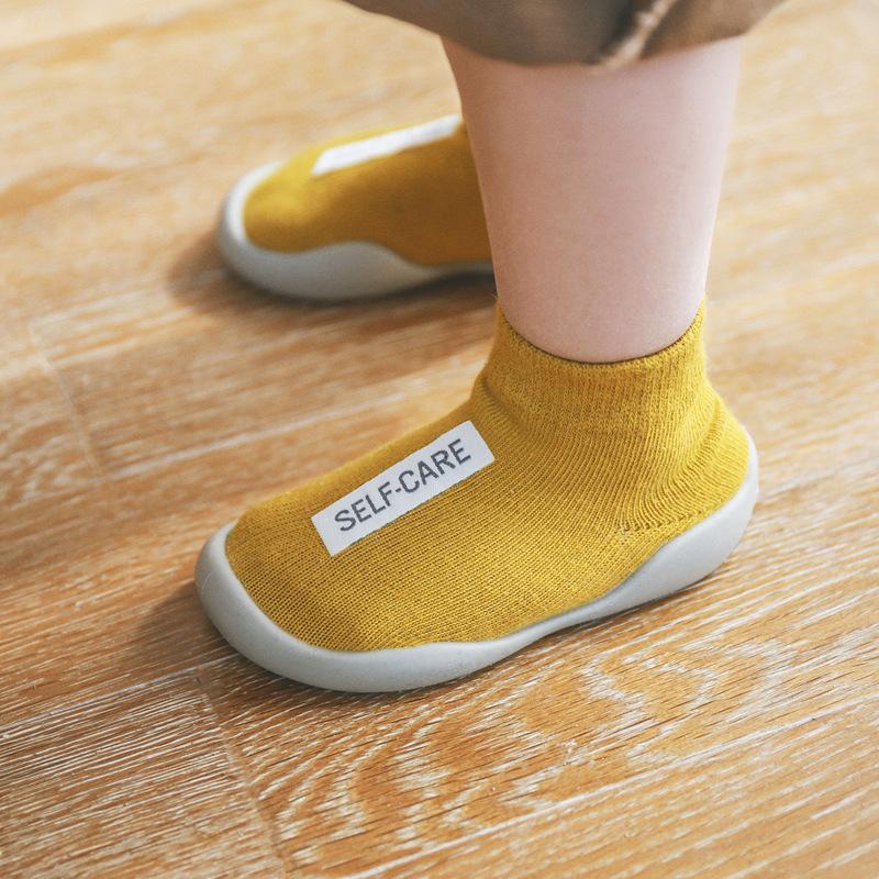 Изображение товара: Осенне-зимняя домашняя обувь для малышей однотонная дышащая Нескользящая детская светильник из чесаного хлопка с легкой резиновой подошвой для детей