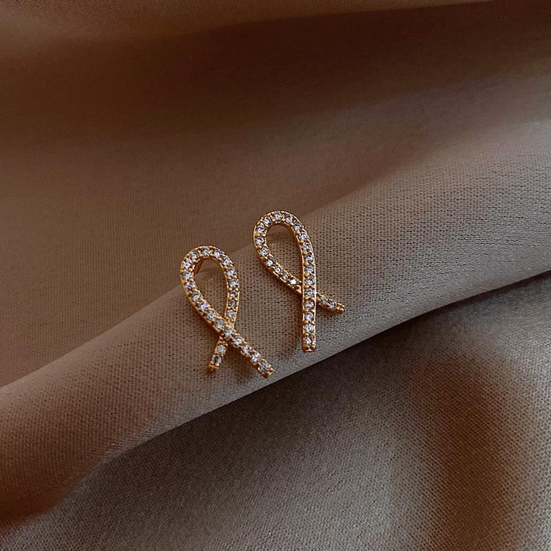 Изображение товара: Простые маленькие серьги-гвоздики золотистого цвета с необычным кристаллом для женщин, милые корейские вечерние серьги, свадебные ювелирные изделия