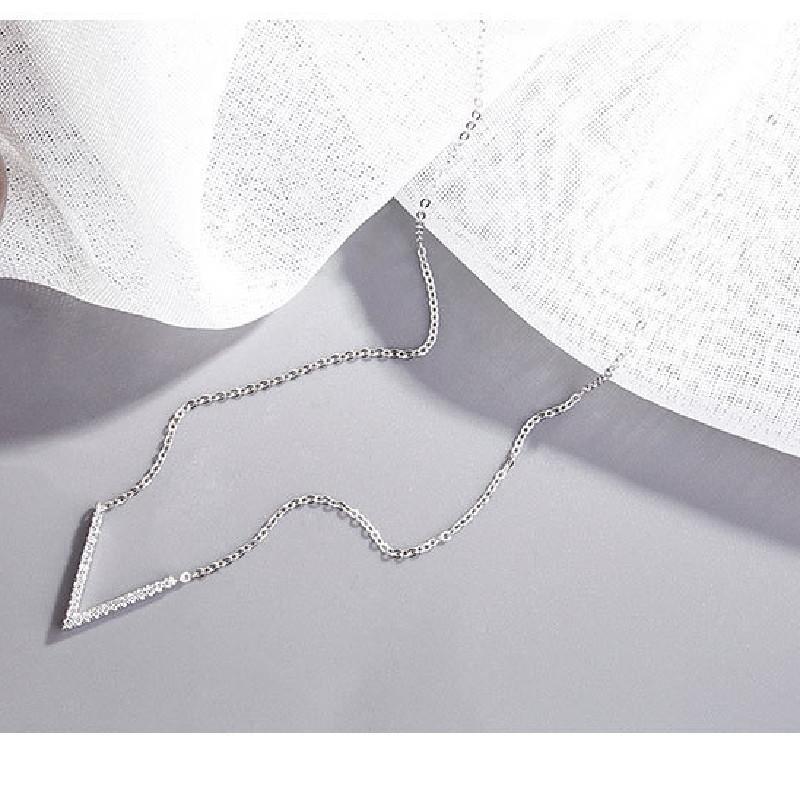 Изображение товара: Ожерелье из стерлингового серебра S925 пробы, женская модная подвеска с инкрустацией из V-образных алмазов и букв из циркония, ювелирные изделия до ключиц