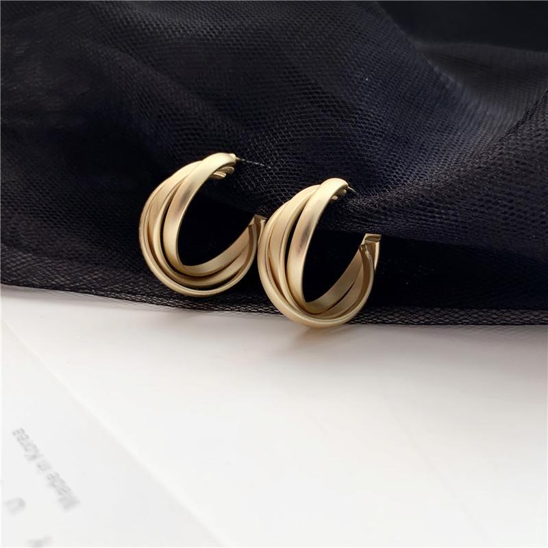 Изображение товара: Модные корейские золотистые серьги-кольца простой дизайн круглые плетеные массивные серьги ювелирные изделия металлические геометрические модные ювелирные изделия Новинка