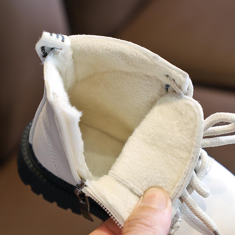 Изображение товара: Детские осенне-зимние ботинки; Короткие Плюшевые Теплые Ботинки Martin унисекс для девочек и мальчиков; Модная обувь для детского сада на плоской подошве; Botas