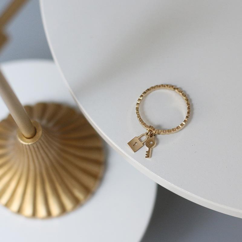 Изображение товара: Модное дизайнерское вдохновленное Золотое кольцо из нержавеющей стали 316L с ключом и замком женское кольцо Роскошные повседневные ювелирные изделия 2020
