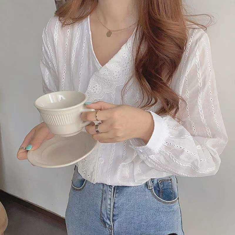 Изображение товара: Женская блузка с длинным рукавом, однотонная белая хлопковая блузка с V-образным вырезом и оборками, модель 2021 в Корейском стиле, 8561