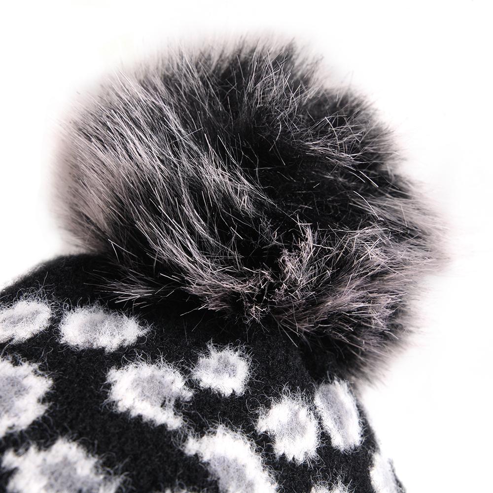 Изображение товара: Женская зимняя вязаная шапка, модные классические шапочки с леопардовым принтом, теплые облегающие шапки, вязаные шапки с помпоном из искусственного меха