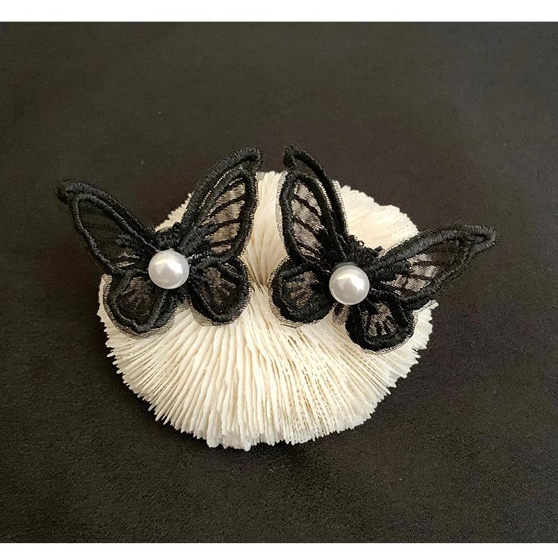 Изображение товара: 1 пара сережек-гвоздиков в форме бабочки, модные кружевные серьги в форме бабочки, милые декоративные серьги с искусственным жемчугом для женщин и девушек, бижутерия