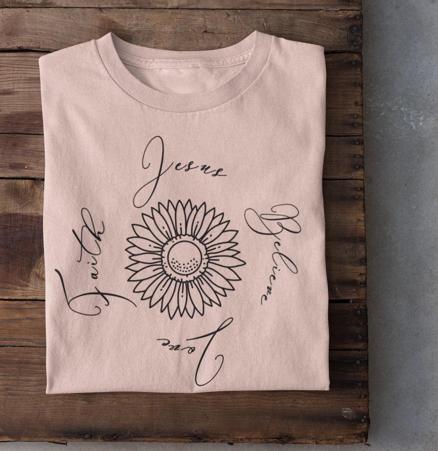 Изображение товара: Футболка с надписью «Sunflower вера в Иисуса», Повседневная рубашка с коротким рукавом в стиле унисекс, с изображением солнечного света, религии, подруги, подарок на день рождения, Властелин