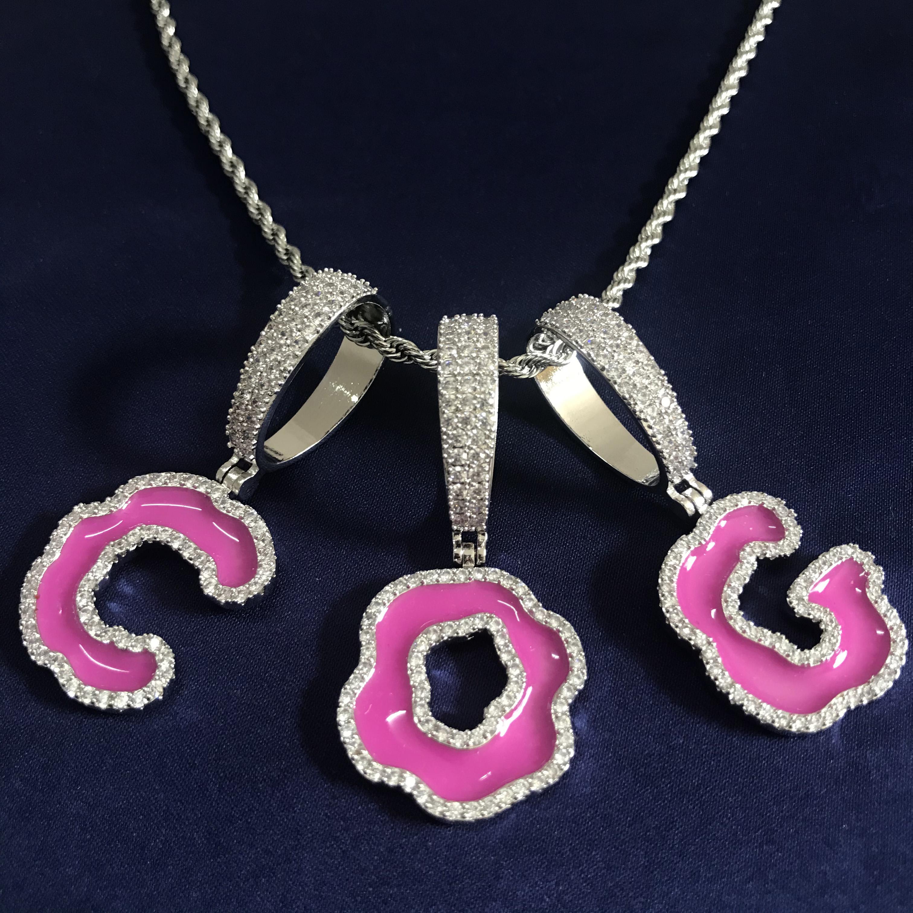 Изображение товара: Новый тип красочные буквы ожерелье и кулон AAAA кубический циркон розовый с теннисной цепочкой для женщин Gilf хип-хоп ювелирные изделия пользовательское имя