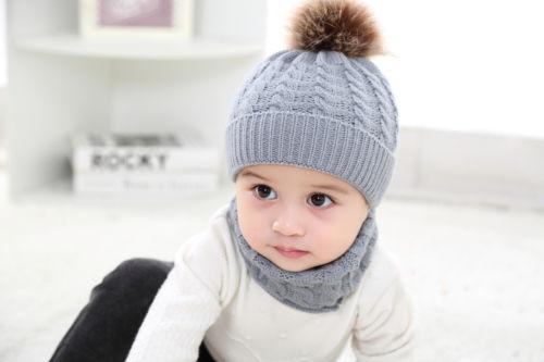 Изображение товара: Зимние теплые шапки для мальчиков и девочек, 2 шт., меховые шапки, вязаные шапки и шарф из с помпоном-кисточкой меха, на возраст от 0 до 3 лет