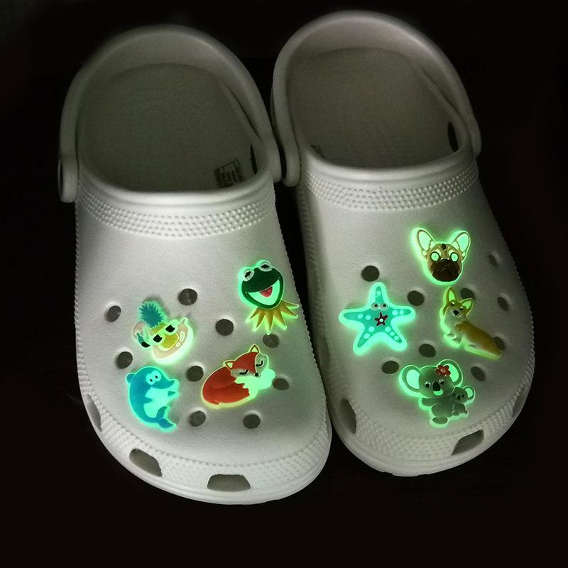 Изображение товара: 1 шт., флуоресцентные подвески для обуви из ПВХ с животными, фламинго, собака, лиса, панда, светящиеся в темноте аксессуары, рождественские украшения для обуви