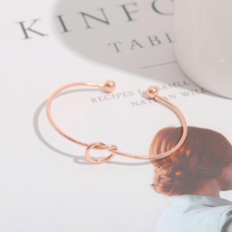 Изображение товара: Модные круглые браслеты-манжеты с круглым открытым узлом для женщин, элегантные ювелирные изделия золотого цвета, браслеты-манжеты с галстуком
