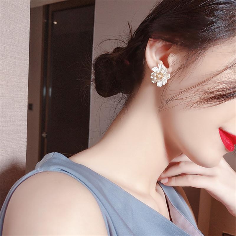 Изображение товара: 2022 модные элегантные женские серьги-подвески в виде милого цветка, корейские серьги с белыми маргаритками, аксессуары, подарок