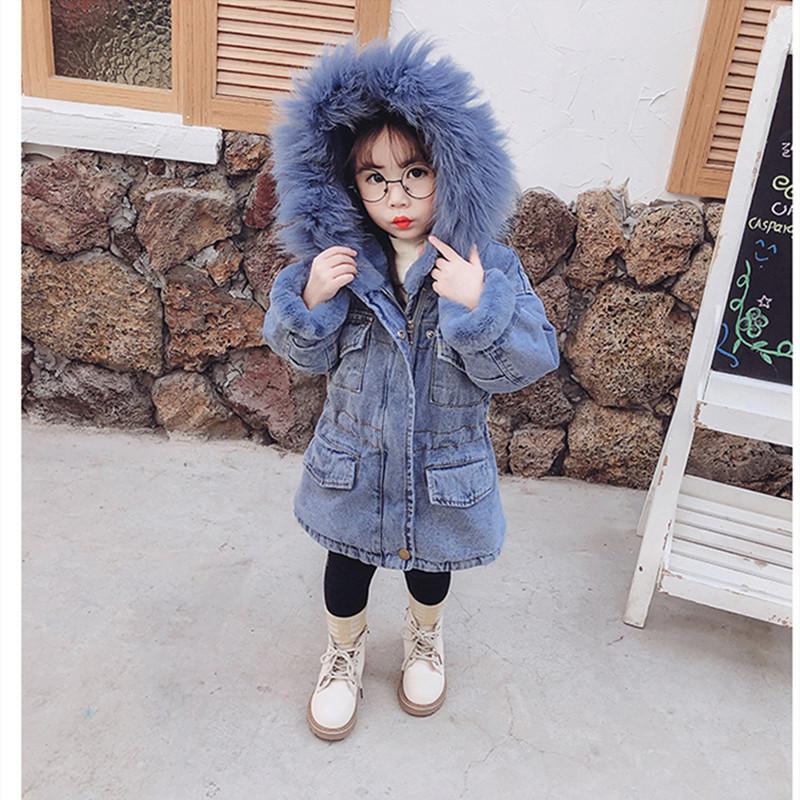 Изображение товара: Одежда для девочек, зимняя новая хлопковая куртка, Корейская версия детского утепленного джинсового пальто с бархатной подкладкой, большое шерстяное пальто с капюшоном и воротником
