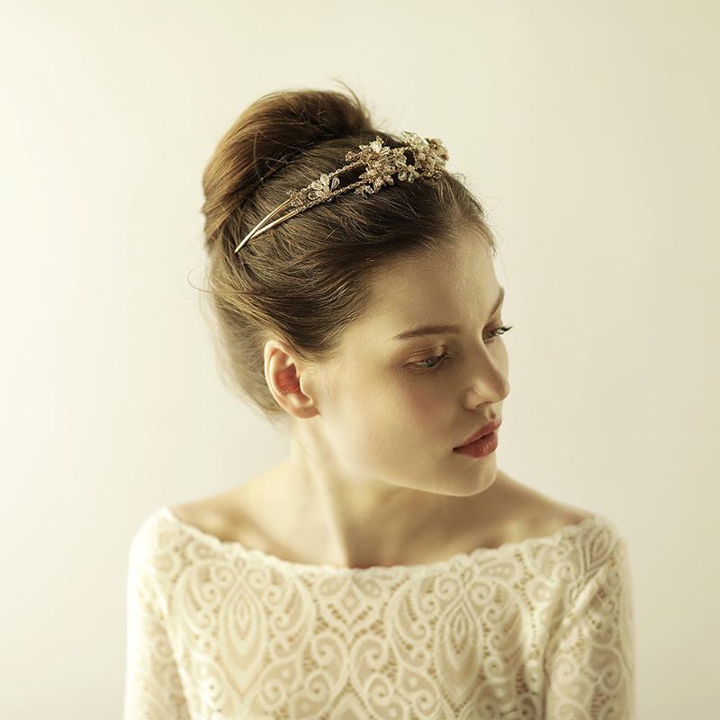 Изображение товара: O867 Рождественская роскошная женская обруч для волос из сплава с цветами и кристаллами винтажная модная корона с жемчугом тиара свадебный головной убор