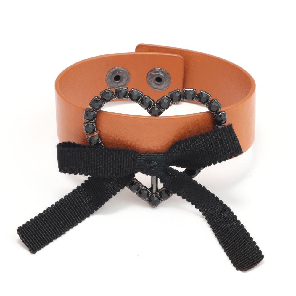 Изображение товара: TOTABC модный кожаный браслет для женщин с кристаллами винтажная Пряжка сердца Шарм широкие браслеты женские ювелирные изделия