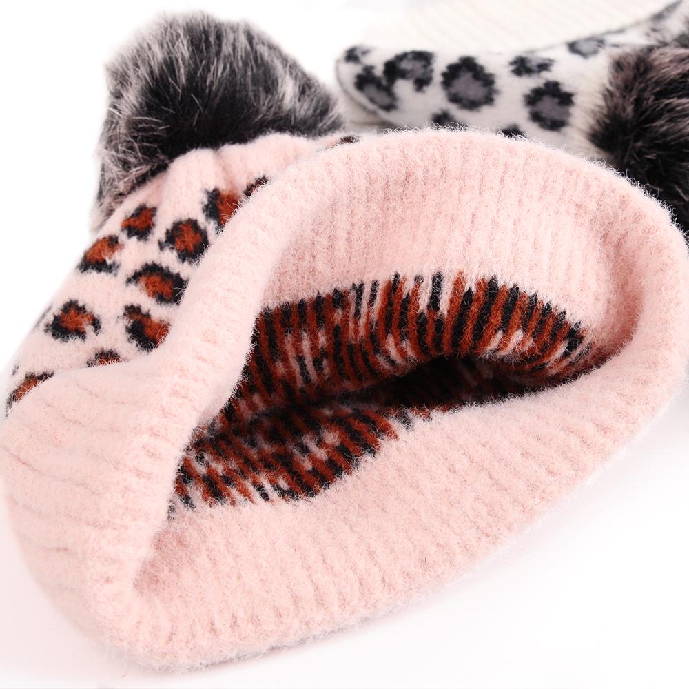 Изображение товара: Женская зимняя вязаная шапка, модные классические шапочки с леопардовым принтом, теплые облегающие шапки, вязаные шапки с помпоном из искусственного меха