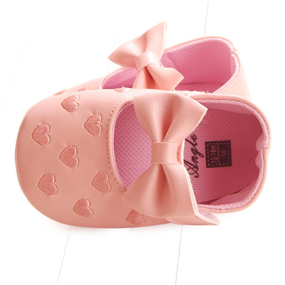 Изображение товара: Обувь из искусственной кожи на плоской подошве с вышивкой в виде сердца и бантом; Нескользящая обувь для маленьких девочек; Обувь для малышей, начинающих ходить; Для детей 0-12 месяцев