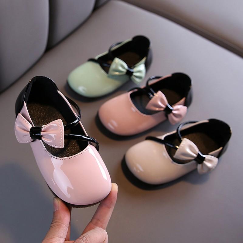 Изображение товара: Новинка 2022, кожаная обувь для мальчиков, повседневные однотонные туфли для девочек на весну и осень, обувь с эластичным ремешком, детская кожаная обувь