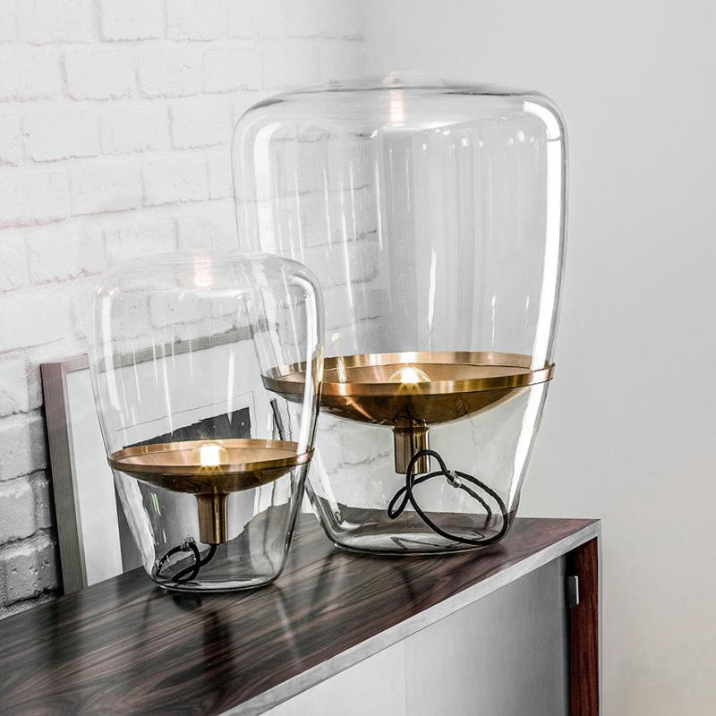 Изображение товара: Европейская дизайнерская модель между спальной, дымчато-серая декоративная стеклянная настольная лампа, стильно-современная индивидуальная стеклянная настольная лампа для виллы