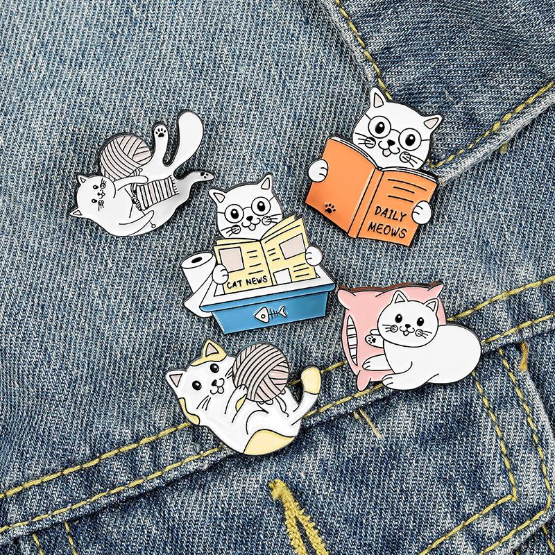 Изображение товара: Модные броши-кошки для чтения, заколки с животными, забавные подарки для друзей, булавки для рюкзаков, одежды, шляпы