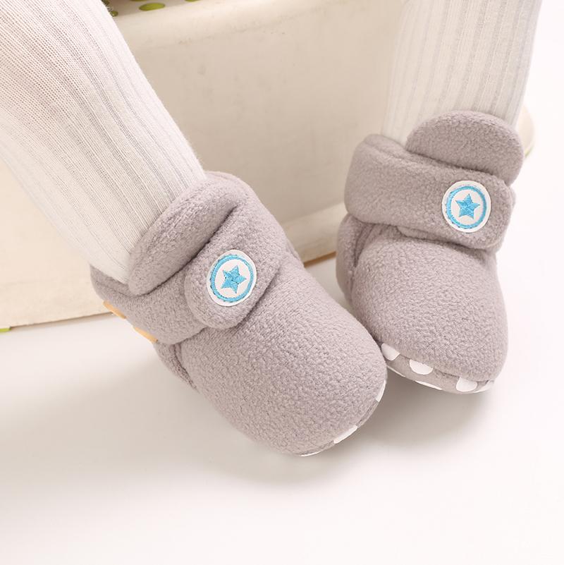 Изображение товара: Носки для маленьких мальчиков и девочек; Обувь для малышей; Однотонные ботиночки для малышей; Зимние мягкие Нескользящие теплые ботиночки для новорожденных; Мокасины