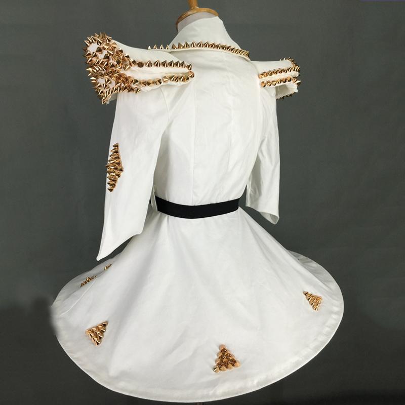 Изображение товара: Женский сценический костюм, белое кожаное платье для певицы, одежда с золотыми заклепками, пышная юбка, платья для клувечерние, женская одежда VDB2442