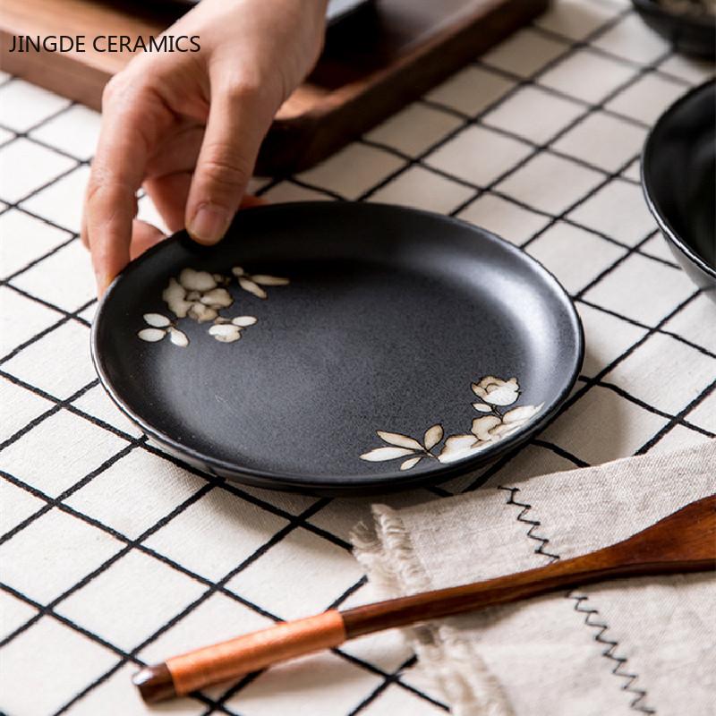 Изображение товара: Прямые продажи, керамическая посуда в японском стиле, ручная роспись, черный цветок гибискуса, Квадратная тарелка, фруктовая тарелка, домашняя Западная тарелка