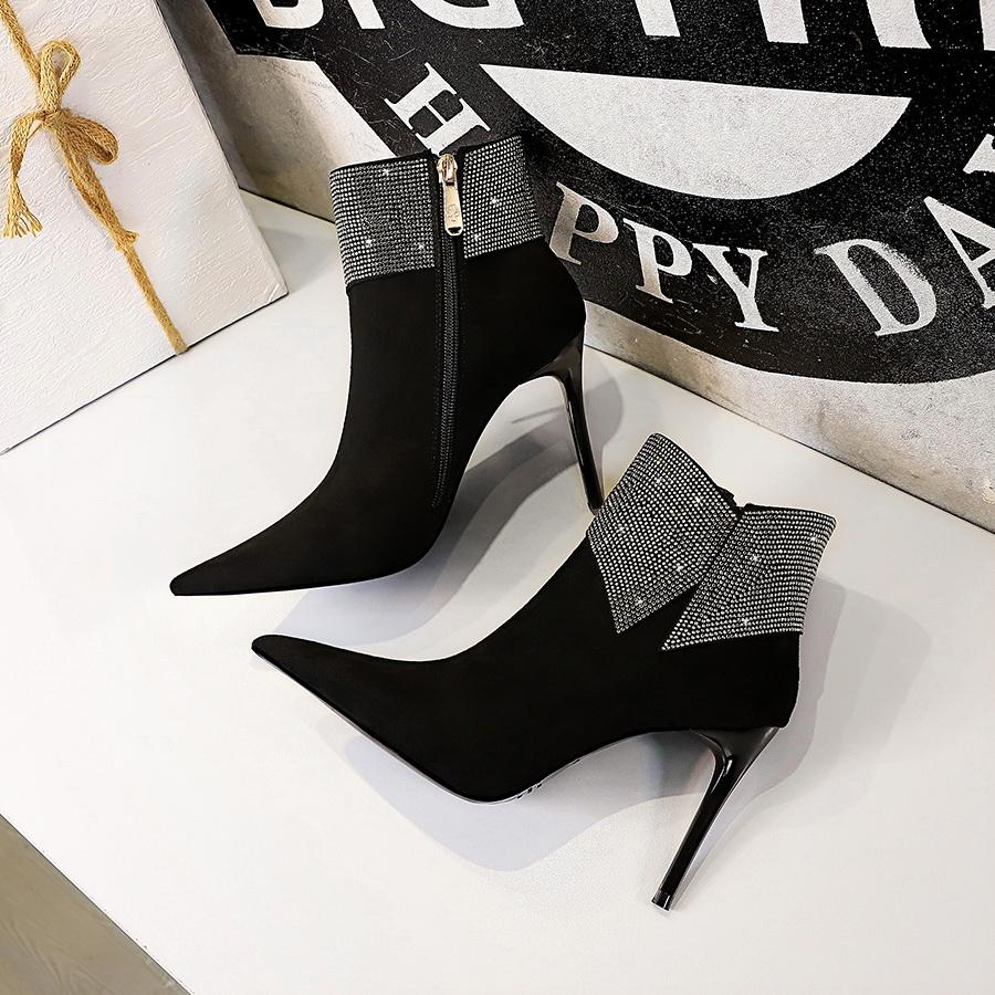 Изображение товара: 2020 зимние пикантные женские высокие ботинки 9,5 см для стриптиза; Ботильоны на высоком каблуке; Большие размеры обувь на теплом меху с украшениями в виде кристаллов замшевые на шпильке ботинки со стразами; Вечерние туфли