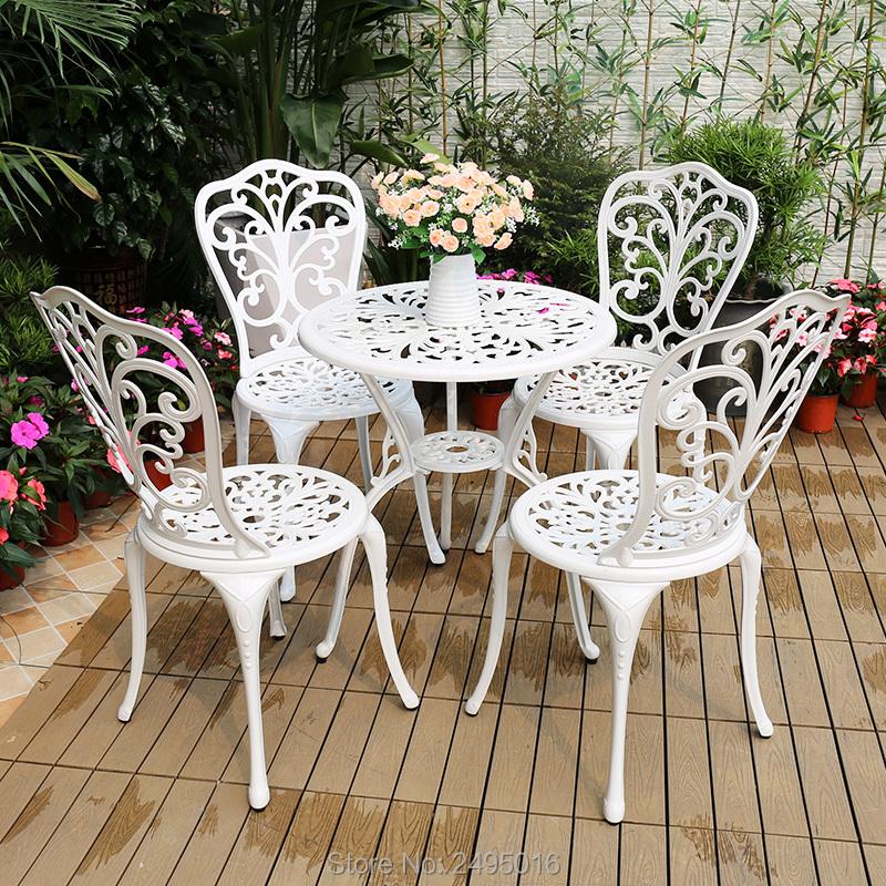 Изображение товара: Набор из 5 шт., обеденный комплект из литого алюминиевая садовая мебель, 4 стула со столом 23,6 дюйма с дизайном в виде бабочки (белый, черный, бронзовый)