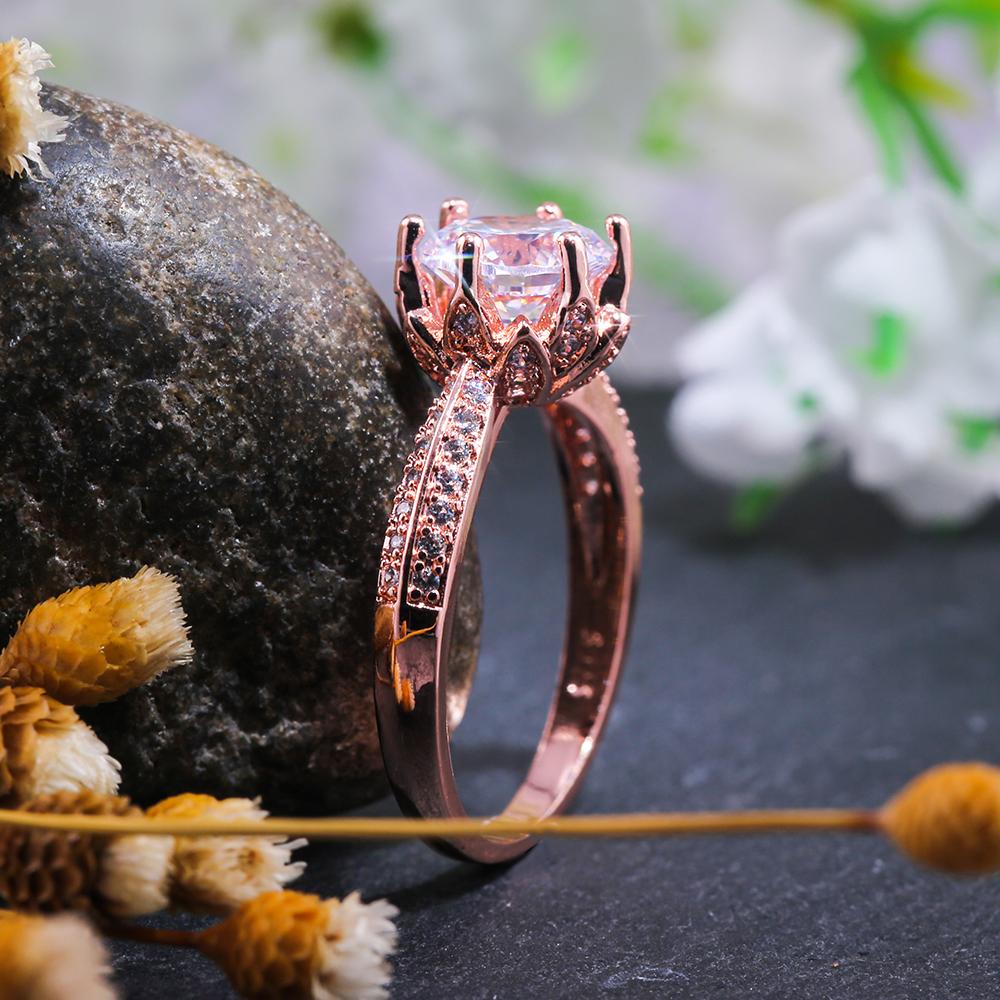 Изображение товара: Huitan Luxury Rose Gold Color обручальное кольцо с цветком с круглым циркониевым кристаллом, ослепительное предложение ювелирные изделия на безымянный палец Ring