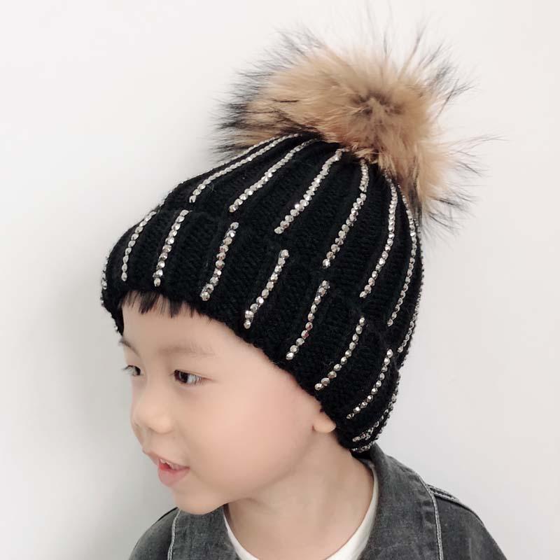 Изображение товара: 2019 модная блестящая Шапка-бини со стразами, детские зимние вязаные шапки, хлопковые шапочки для мальчиков и девочек, шапки с меховым помпоном