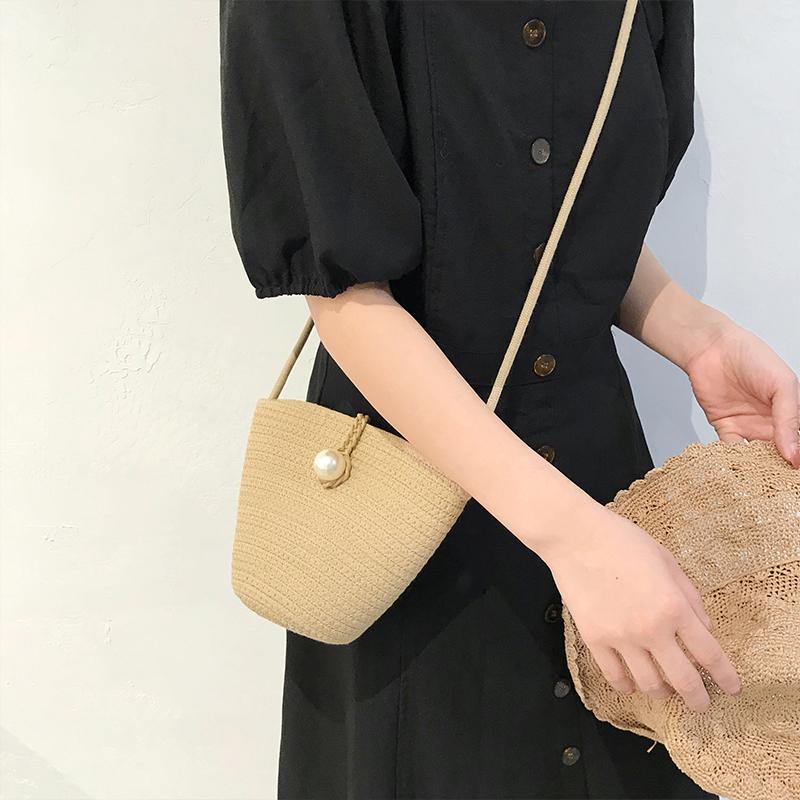 Изображение товара: Дизайнерская Плетеная соломенная сумка-ведро с жемчужинами, женские сумки, летние пляжные повседневные сумки-мессенджеры, сумка на плечо, брендовая Роскошная мини-сумка для девочек