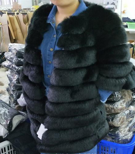 Изображение товара: Женское меховое пальто Savabien из искусственного меха, пушистая теплая верхняя одежда с рукавом 3/4, Осень-зима 2019, длинное меховое пальто, роскошная уличная одежда в английском стиле