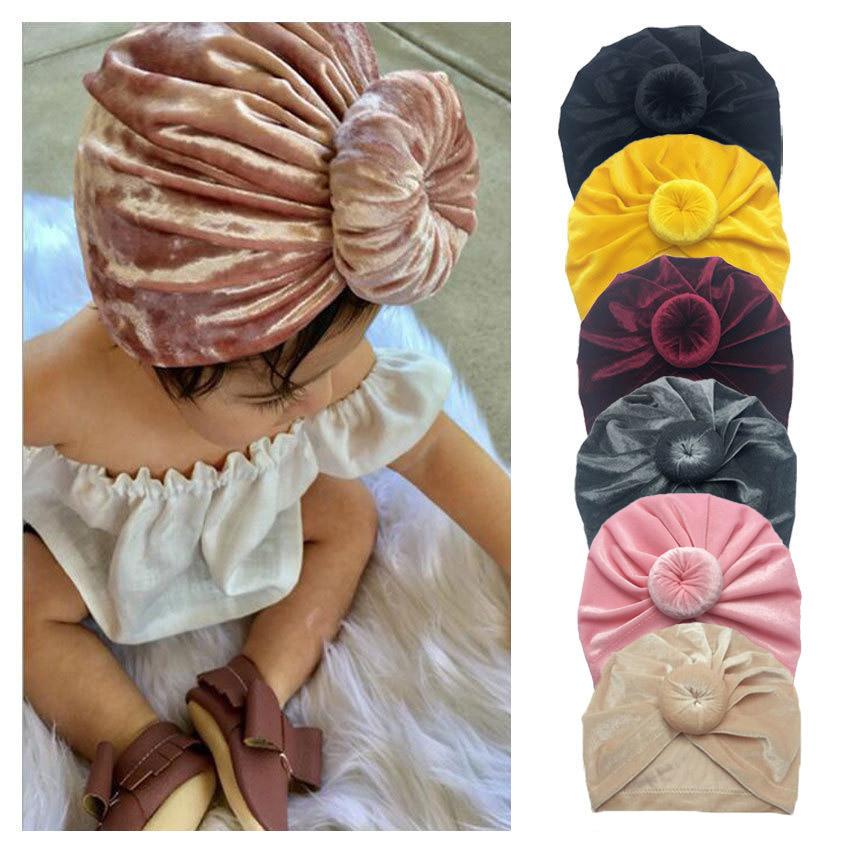 Изображение товара: Детская бархатная шапка, зимняя плиссированная шапка для девочек, теплая вязаная шапка, однотонный тюрбан, Пончик, индийская шапка, реквизит для фотосъемки новорожденных