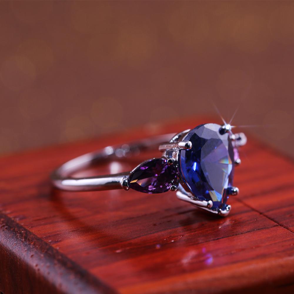 Изображение товара: Обручальные кольца Huitan в форме капли воды с синим и фиолетовым тройным блестящим кубическим цирконием, роскошные женские вечерние ювелирные украшения на палец