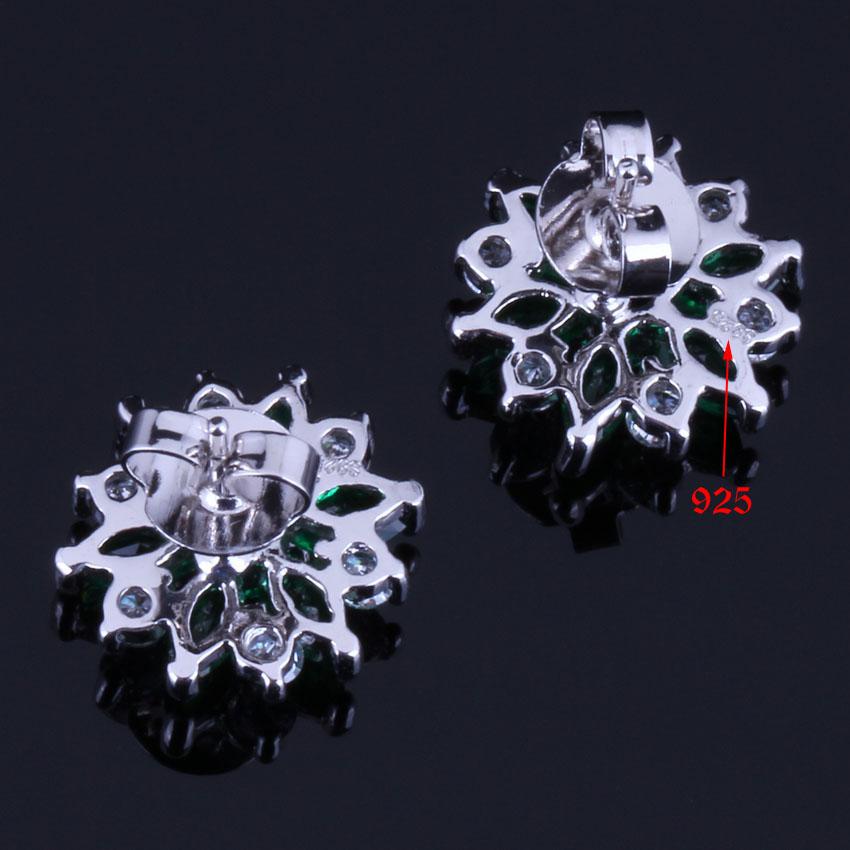 Изображение товара: Серьги-гвоздики с драгоценным цветком, зеленым кубическим цирконием, белым кубическим цирконием и посеребренным покрытием, V0385