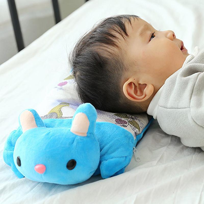 Изображение товара: Удобная мультяшная подушка для младенцев, предотвращающая поворот, детская подушка с плоской головой и шеей, хлопковая подушка для младенцев, детские подушки