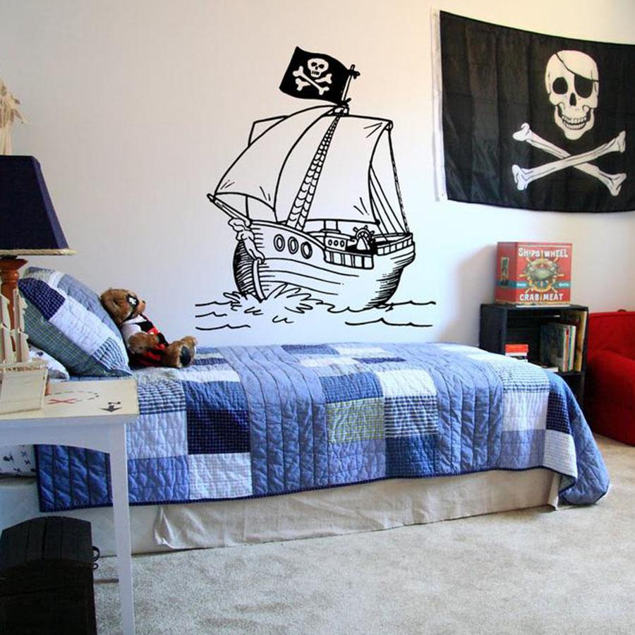 Изображение товара: Пиратский корабль наклейка на стену Дети Мальчики подростка Спальня Декор дома флаг мультфильм шаблон виниловая наклейка на стену Персонализированная Фреска S280