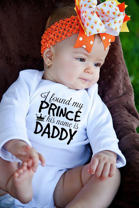 Изображение товара: Я нашел моего принца его зовут Daddy» боди для новорожденных с длинными рукавами; Комбинезоны для маленьких девочек, одежда для маленьких девочек Roupas Bebe осенняя одежда