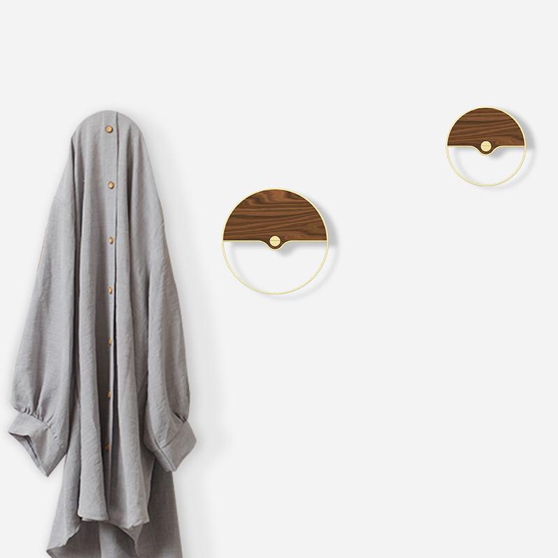 Изображение товара: Латунный крючок для одежды Ins, круглый дверной крючок из орехового дерева, настенная вешалка для крыльца, креативное украшение для дома